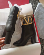 Load image into Gallery viewer, V Logo Boots
