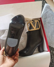 Load image into Gallery viewer, V Logo Boots
