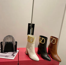 Load image into Gallery viewer, V Logo Boots
