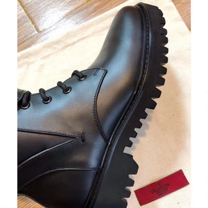 V Logo Boots