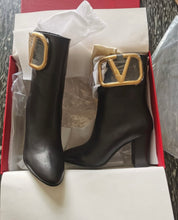 Load image into Gallery viewer, V Logo Boots
