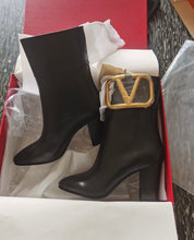 Load image into Gallery viewer, V Logo Boots
