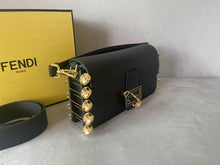 Load image into Gallery viewer, Brooch Baguette
