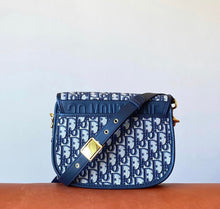 Load image into Gallery viewer, Bobby Medium Oblique
