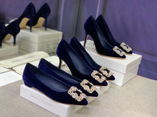 Load image into Gallery viewer, Hangisi Velvet Pumps
