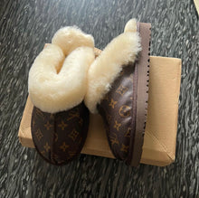 Load image into Gallery viewer, Sheepskin Slippers
