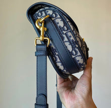 Load image into Gallery viewer, Bobby Medium Oblique
