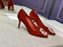 Load image into Gallery viewer, Hangisi Velvet Pumps
