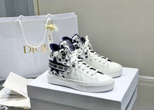 Load image into Gallery viewer, Walk n Dior
