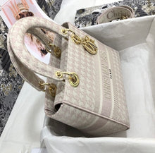 Load image into Gallery viewer, Lady D Medium
